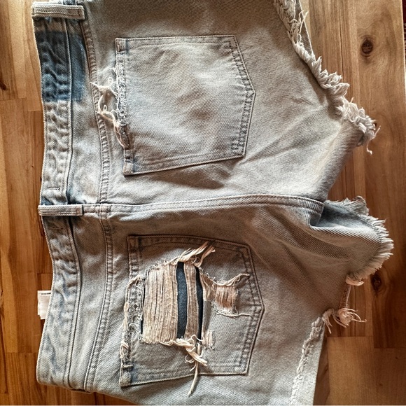 Embroidered white wash shorts - Picture 3 of 4